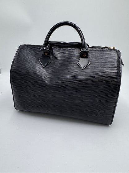 Gesamtdarstellung dieser stilvollen secondhand Louis Vuitton Epiline Speedy 30 (Schwarz).