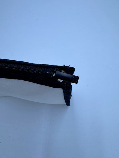 Akzente & Hardware dieser Weiss secondhand Chanel Pouch im Fokus.