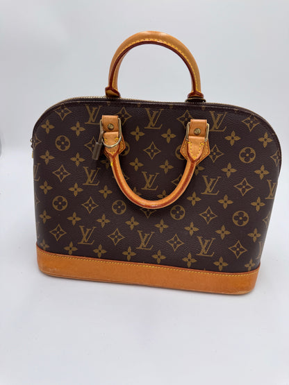 Gesamtansicht der Monogram luxury secondhand Louis Vuitton Alma PM in Größe Medium.