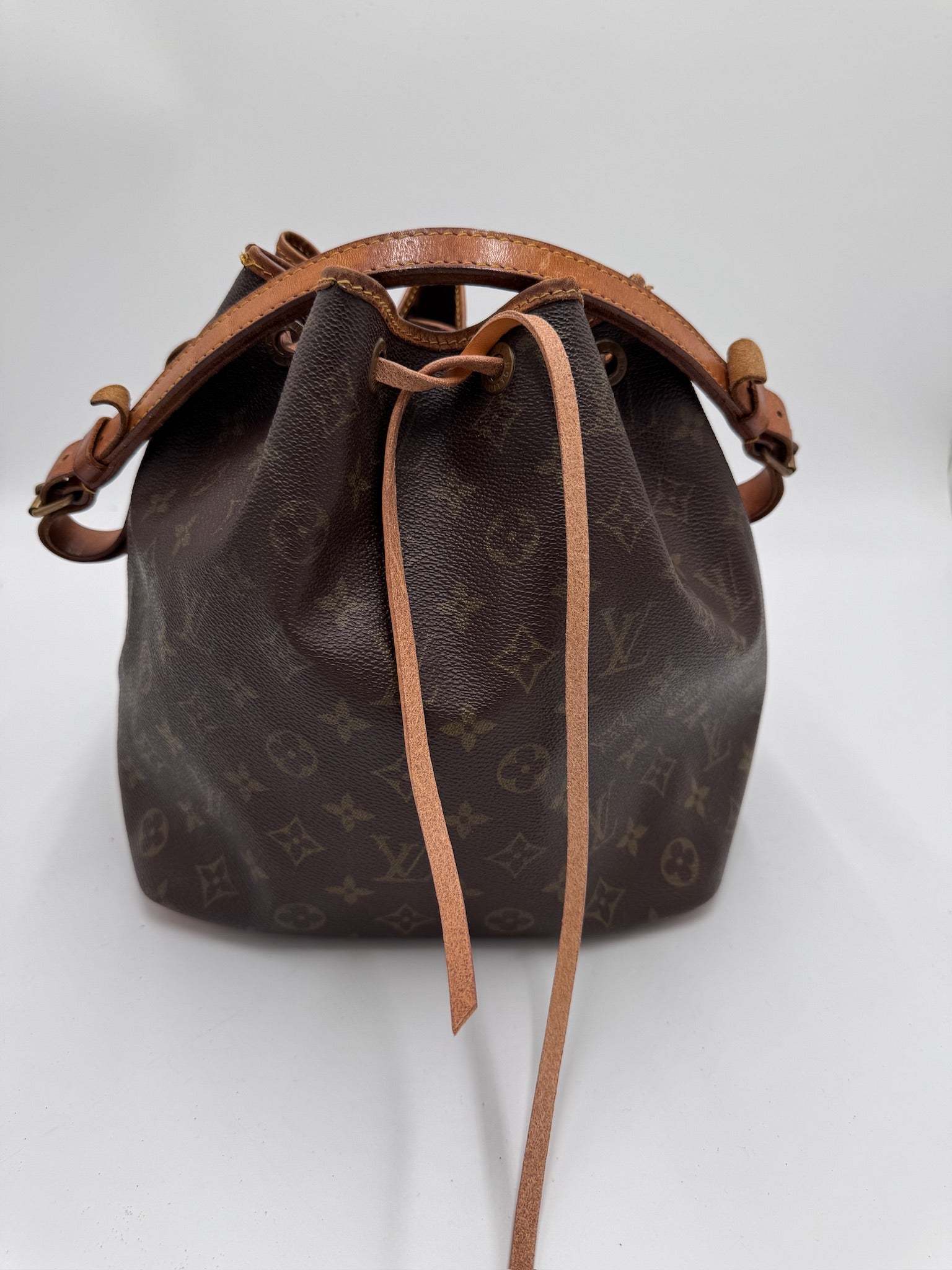 Gesamtdarstellung dieser stilvollen pre-owned Louis Vuitton Peite Noe (Monogram).