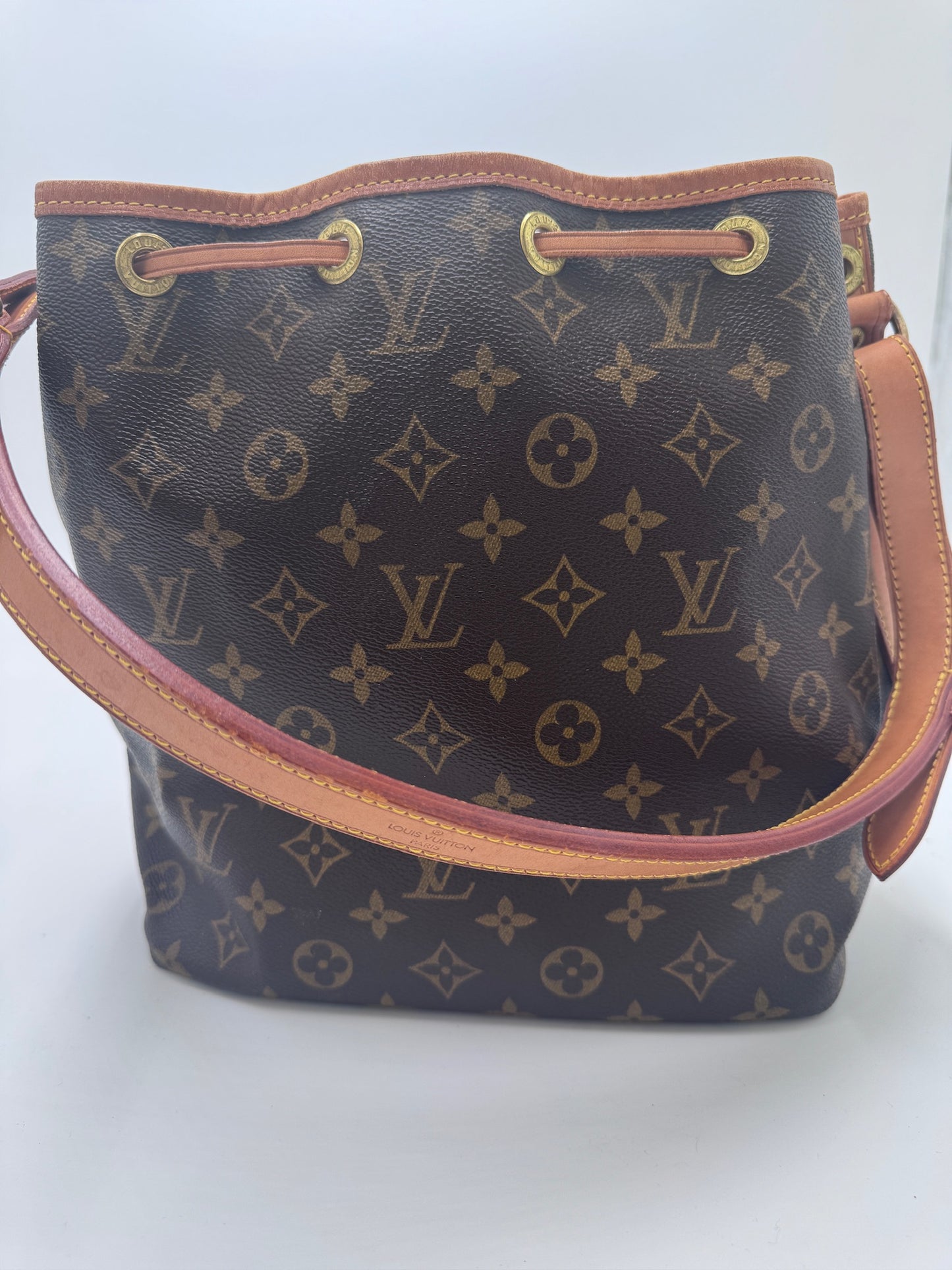 Hintere Perspektive dieser vintage Louis Vuitton Petite Noe in monogram.