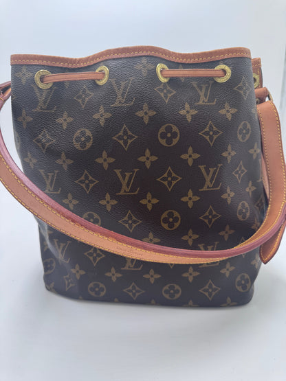 Hintere Perspektive dieser vintage Louis Vuitton Petite Noe in monogram.