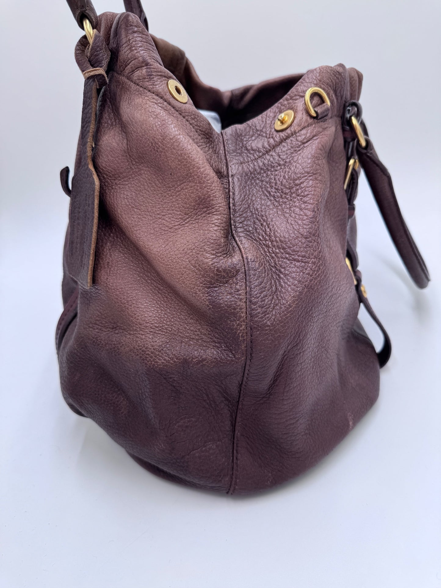 Detailaufnahme der Seitenansicht dieser braun preloved Schultertasche-Tasche.