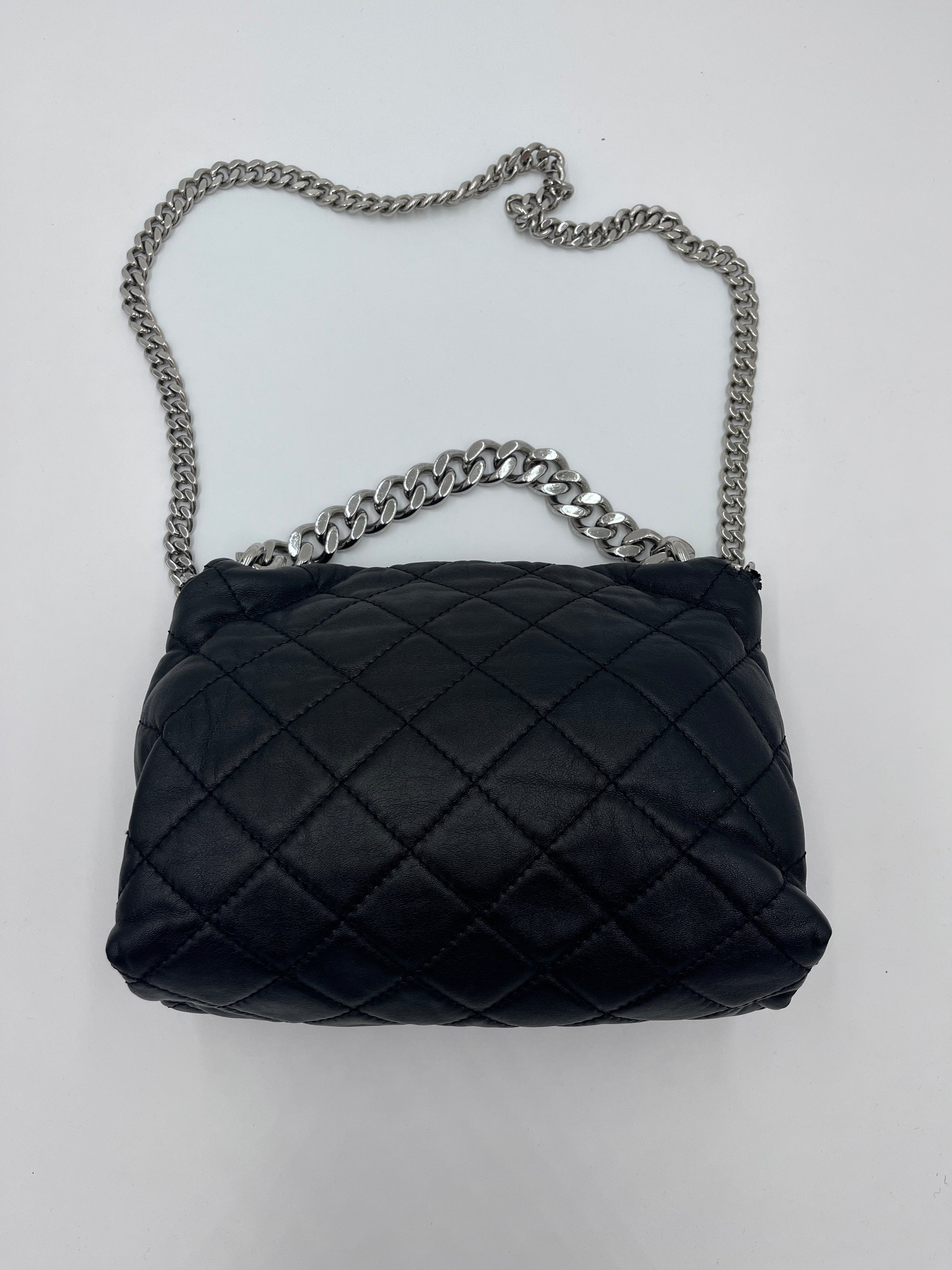 Hintere Perspektive dieser preloved Stella McCartney Crossbody (Allegra) in schwarz.