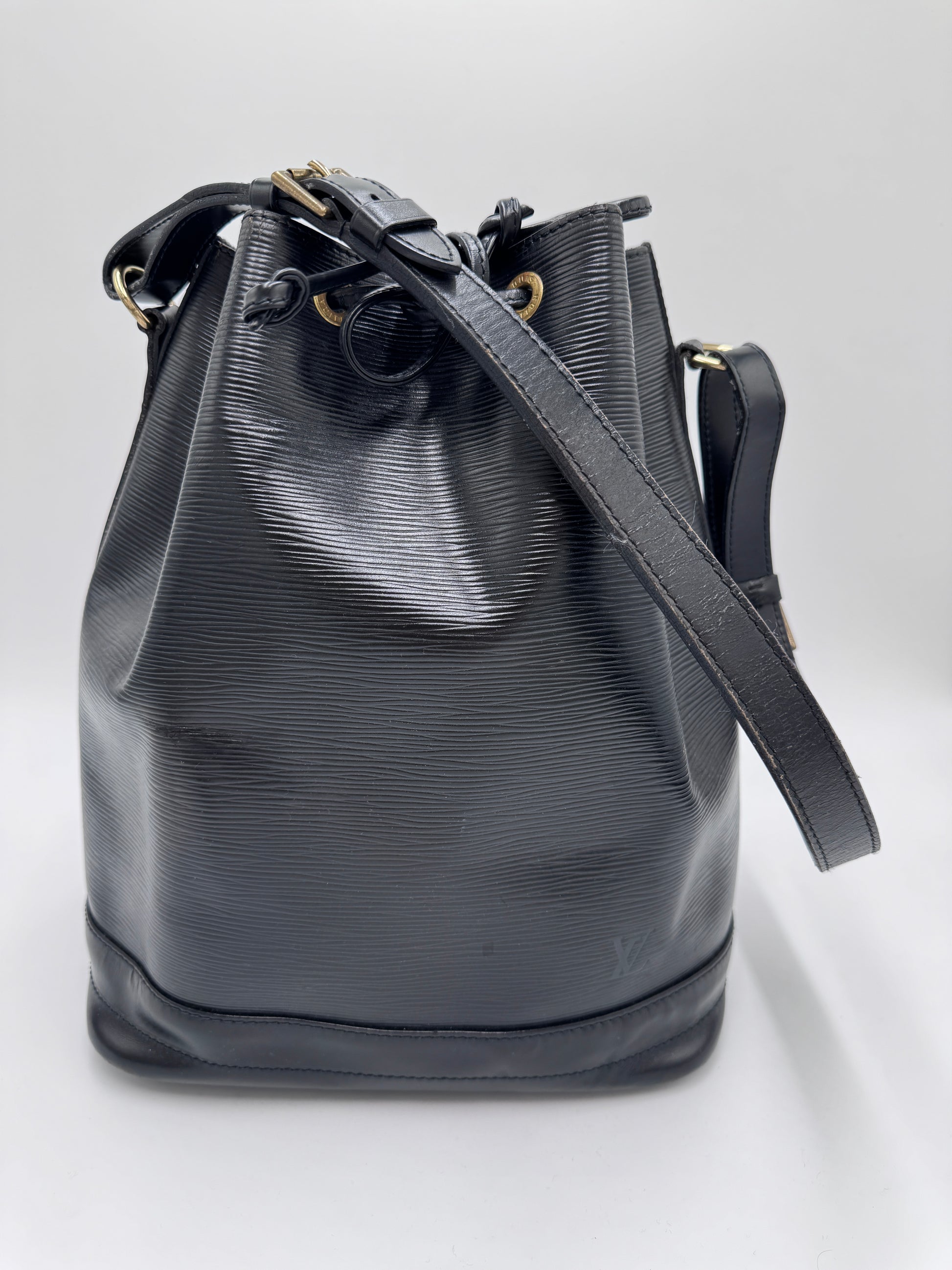 Komplette Ansicht der luxury secondhand Louis Vuitton Grande Noe – luxuriöse Beuteltasche-Tasche in schwarz.
