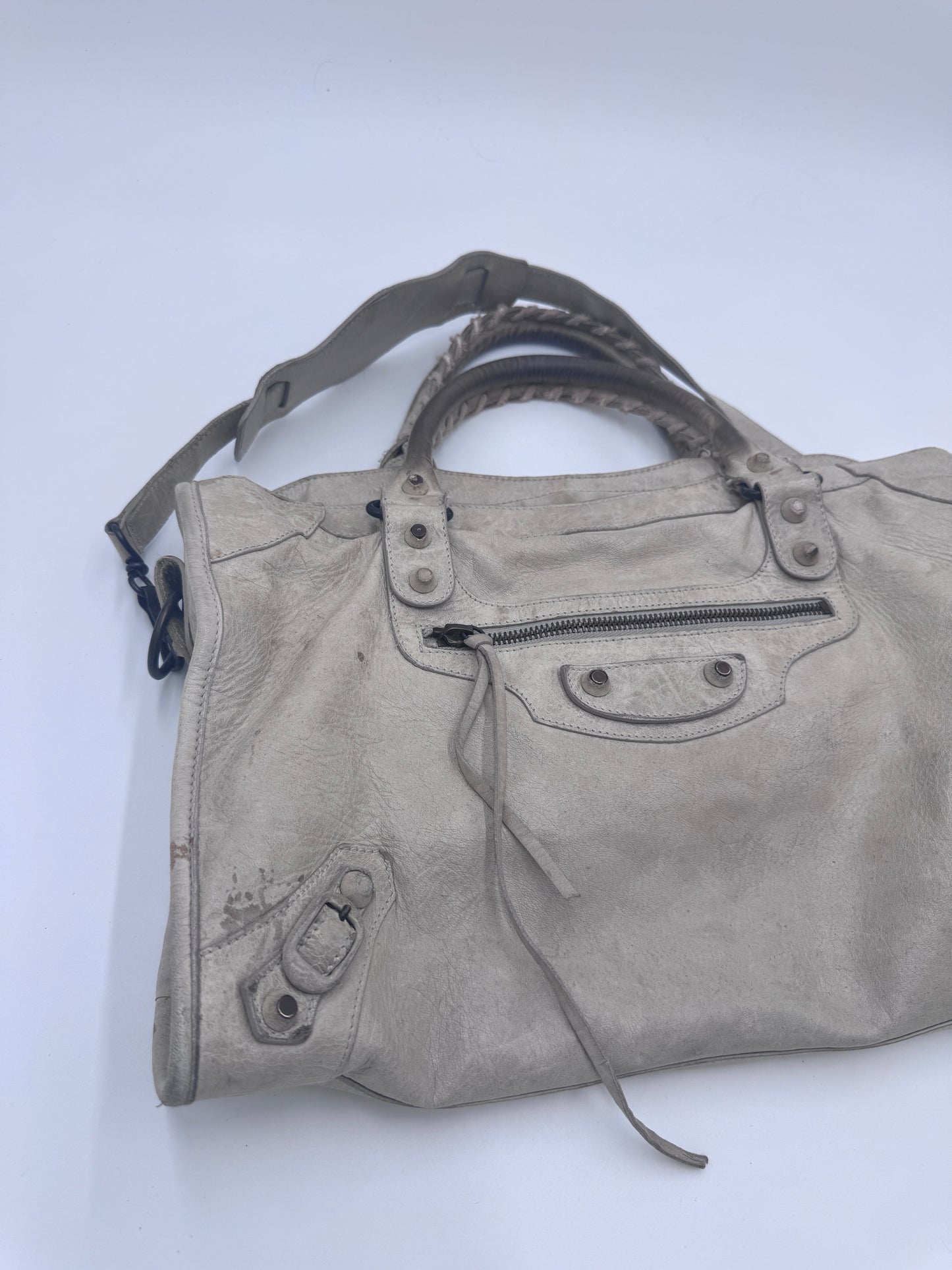 Seitliche Ansicht der Balenciaga The City Schultertasche, Details des creme Leders