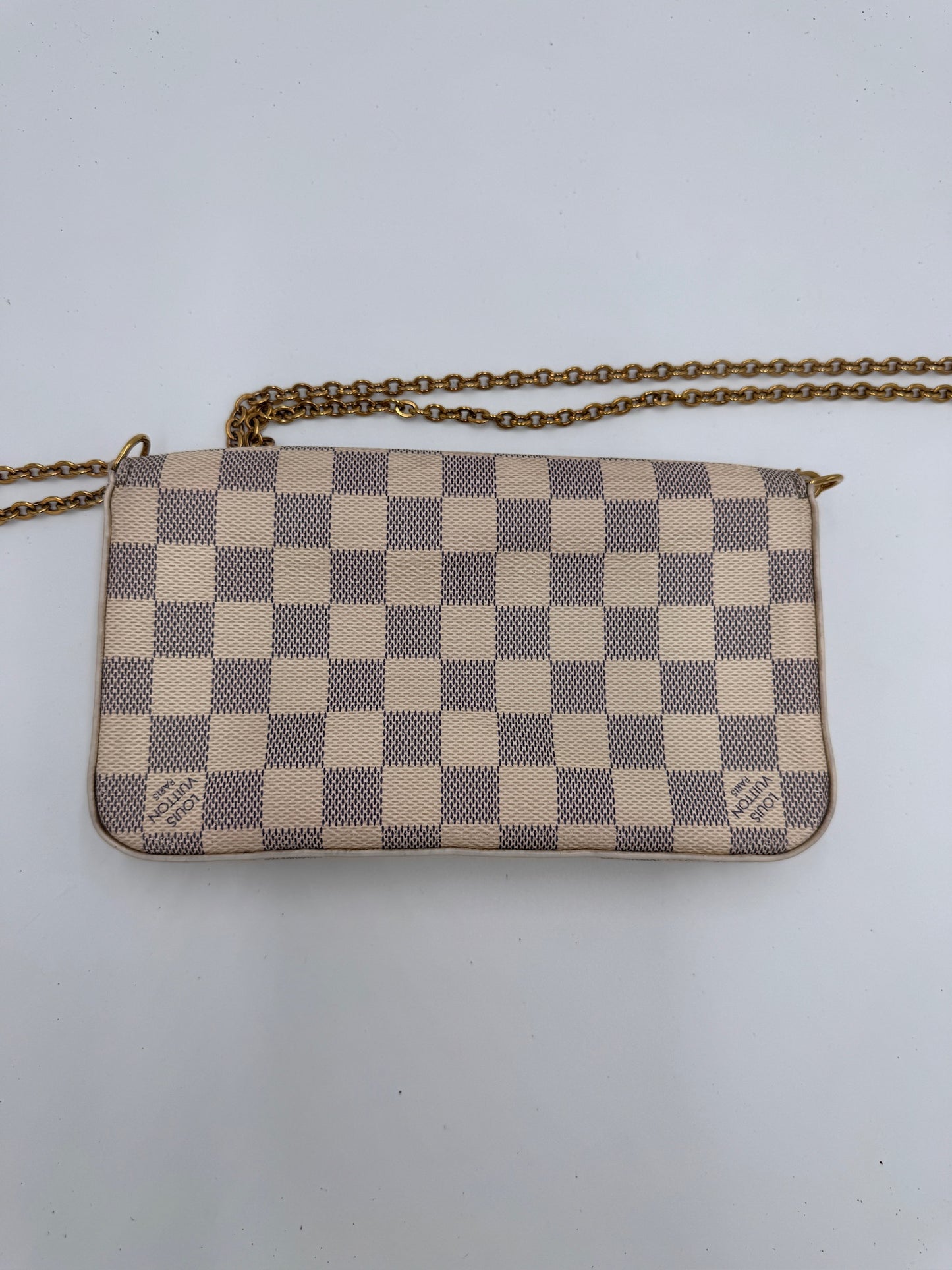 Detailansicht des Rückteils der Louis Vuitton Felicite (Grau).