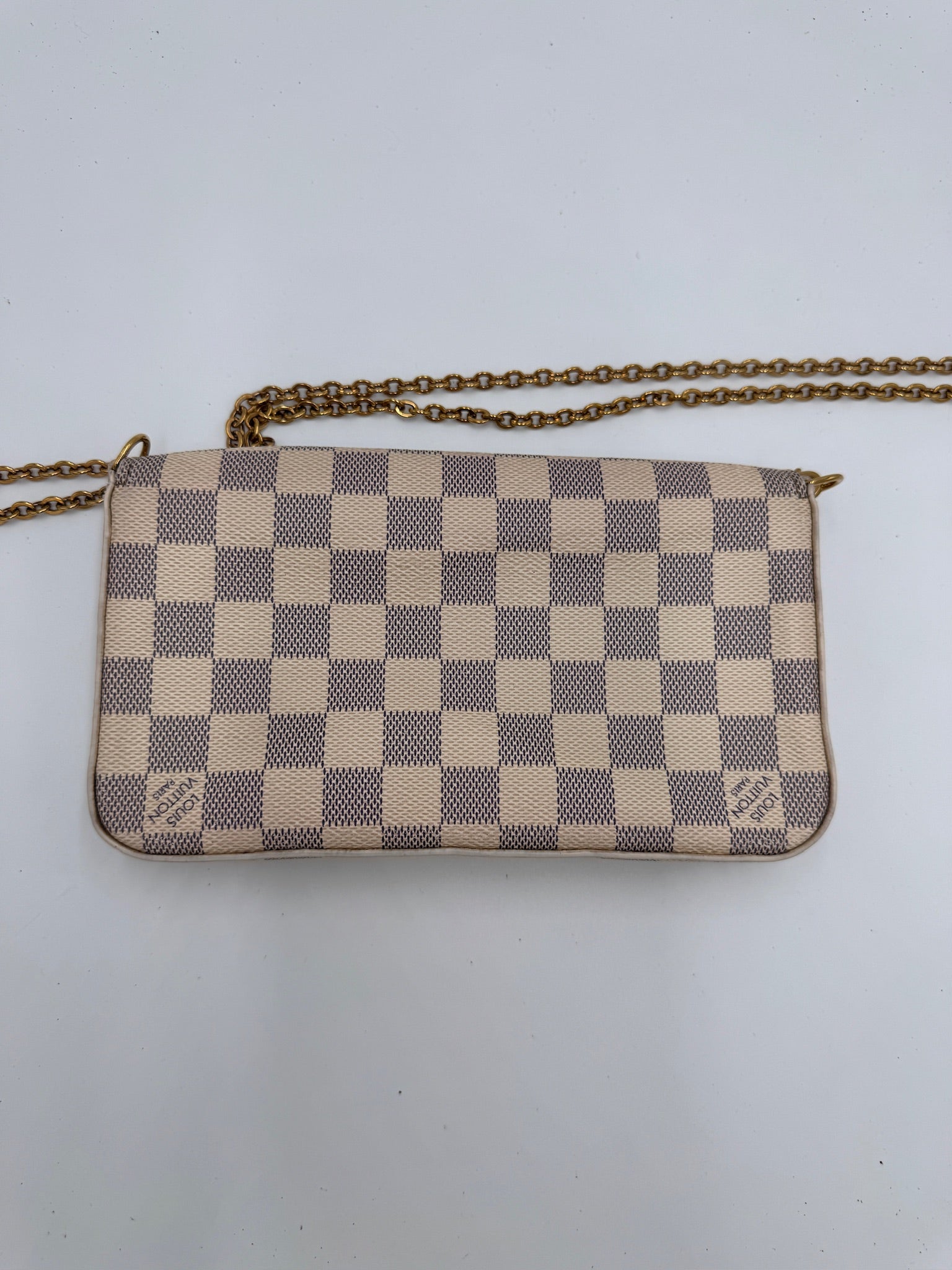 Detailansicht des Rückteils der Louis Vuitton Felicite (Grau).