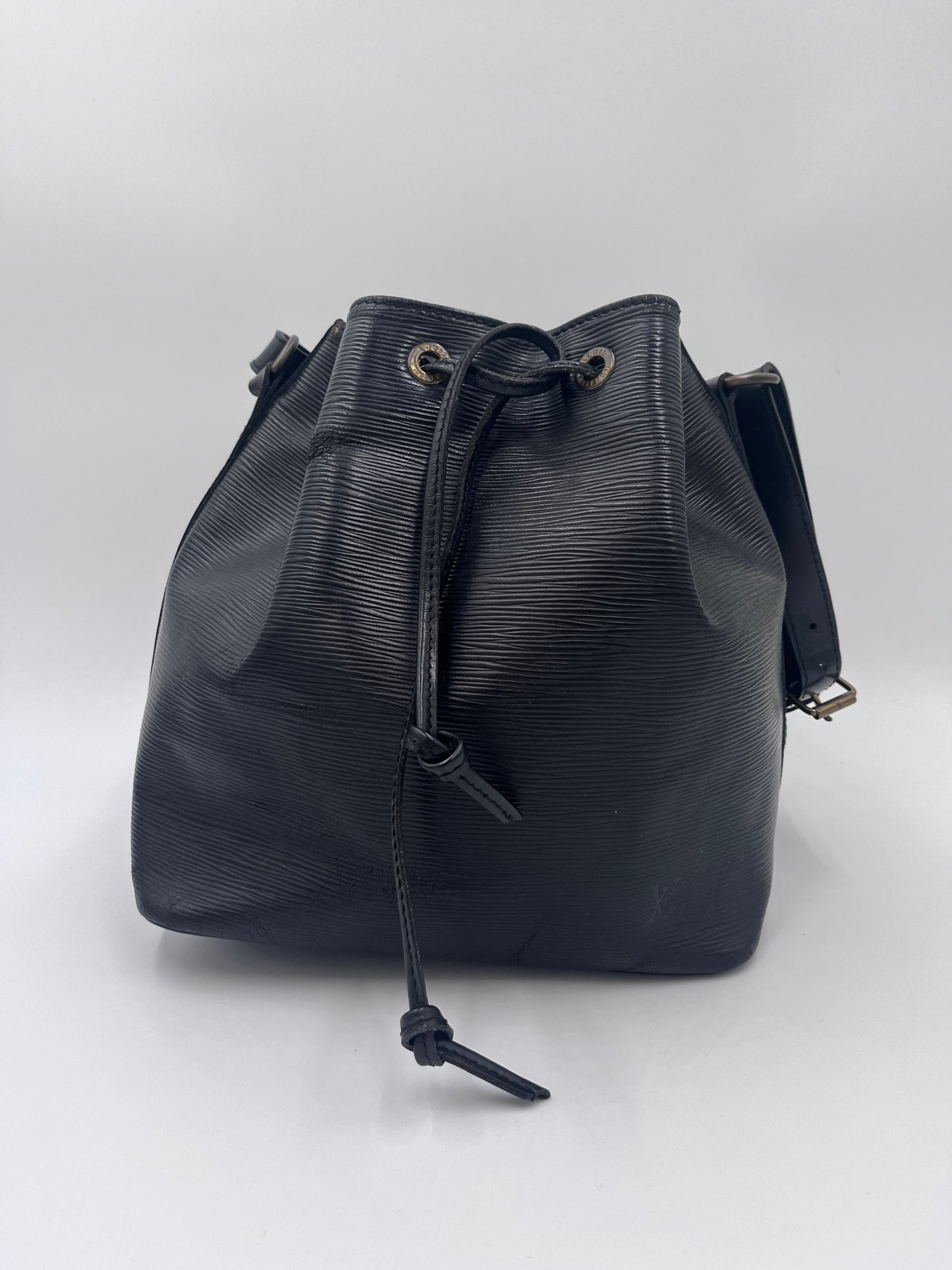 Komplette Ansicht der pre-owned Louis Vuitton Petite Noe – luxuriöse Beuteltasche-Tasche in schwarz.