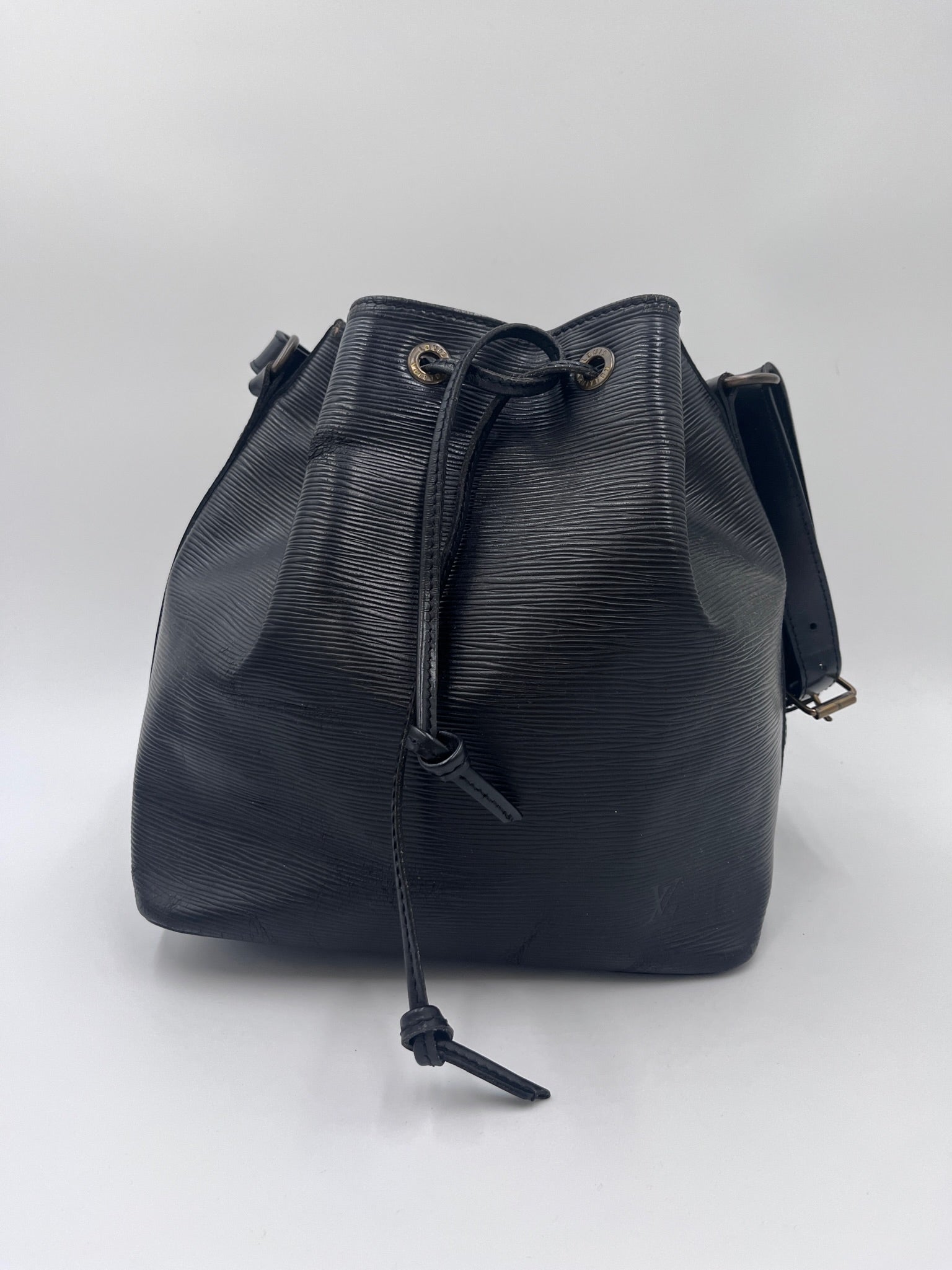 Komplette Ansicht der pre-owned Louis Vuitton Petite Noe – luxuriöse Beuteltasche-Tasche in schwarz.