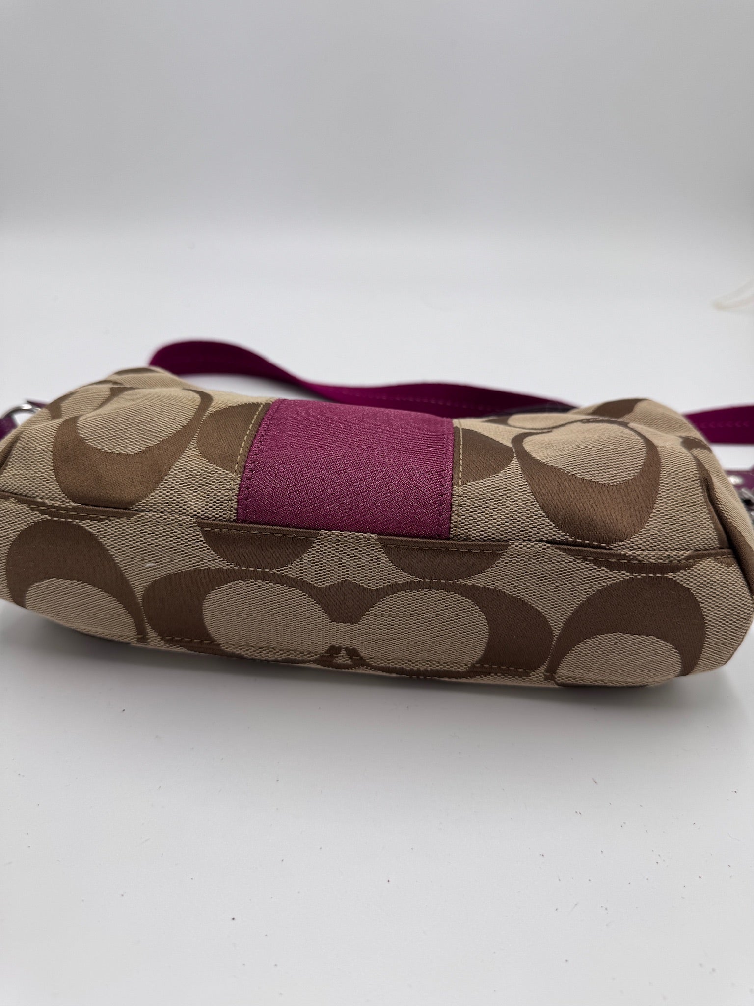Taschenboden der vintage Coach Shoulder Bag – robuste Basis in Rosa.