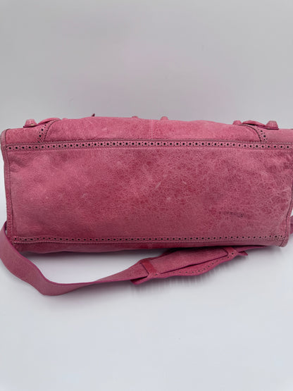 Boden von unten der Balenciaga City in pink