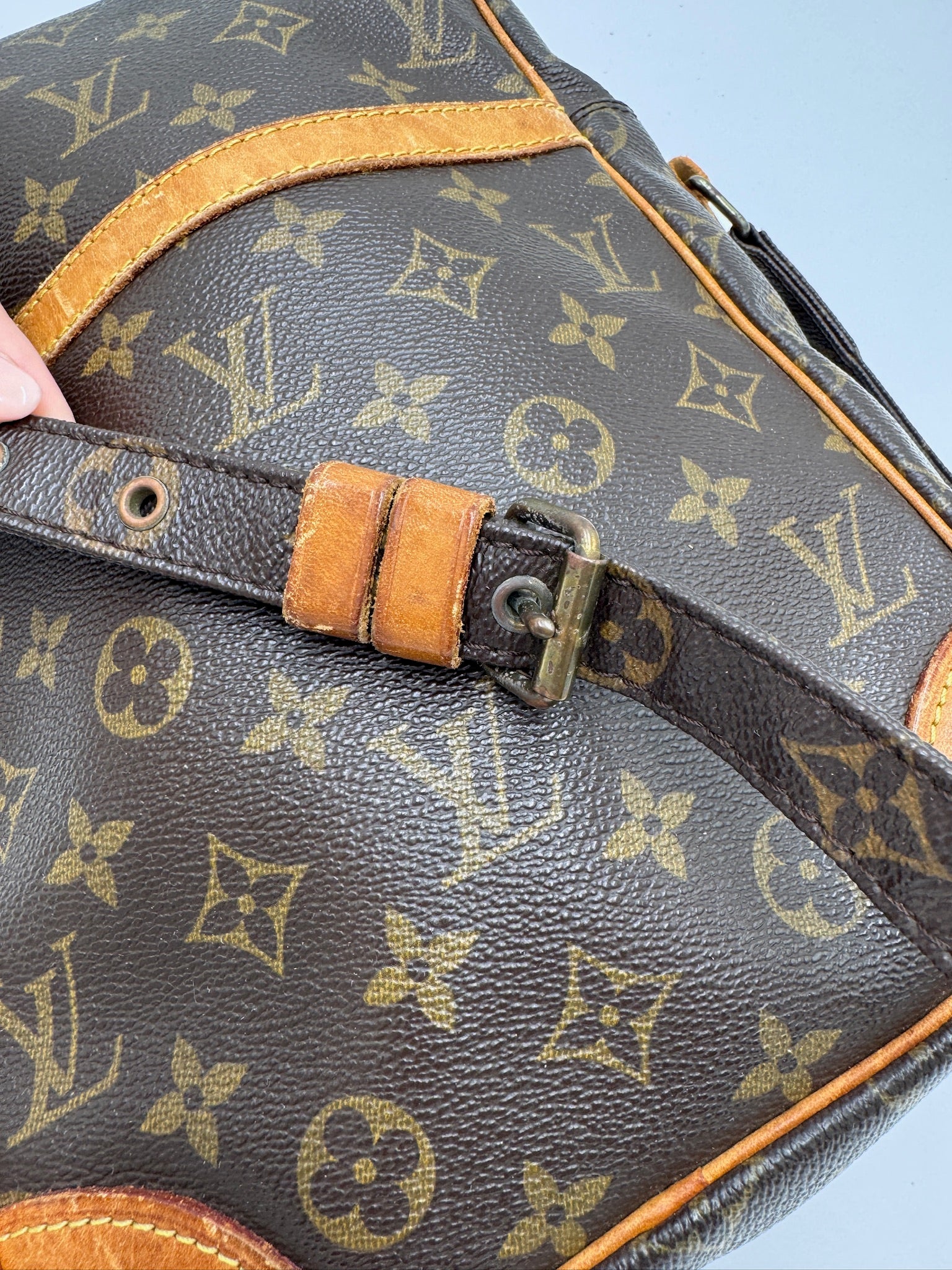 Hardware-Detailansicht der preloved Louis Vuitton Danube (Crossbody Festival) – glänzend in Szene gesetzt.