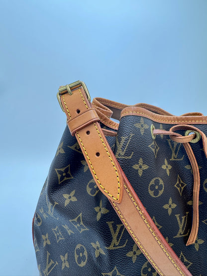 Metallelemente der Louis Vuitton Petite Noe (monogram), hochwertig verarbeitet.
