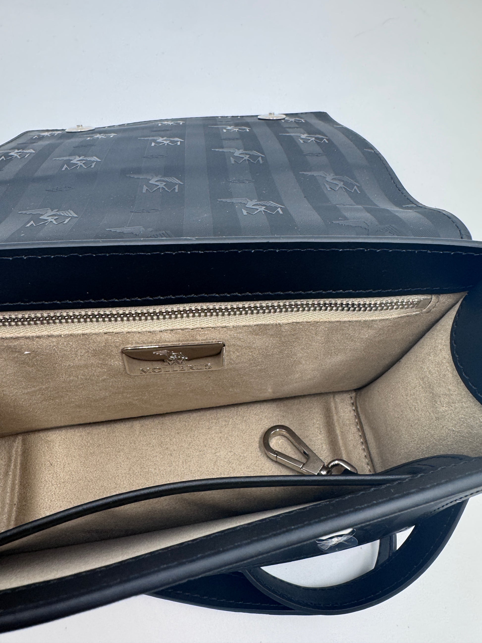 Innenansicht der Maison Mollerus Crossbody