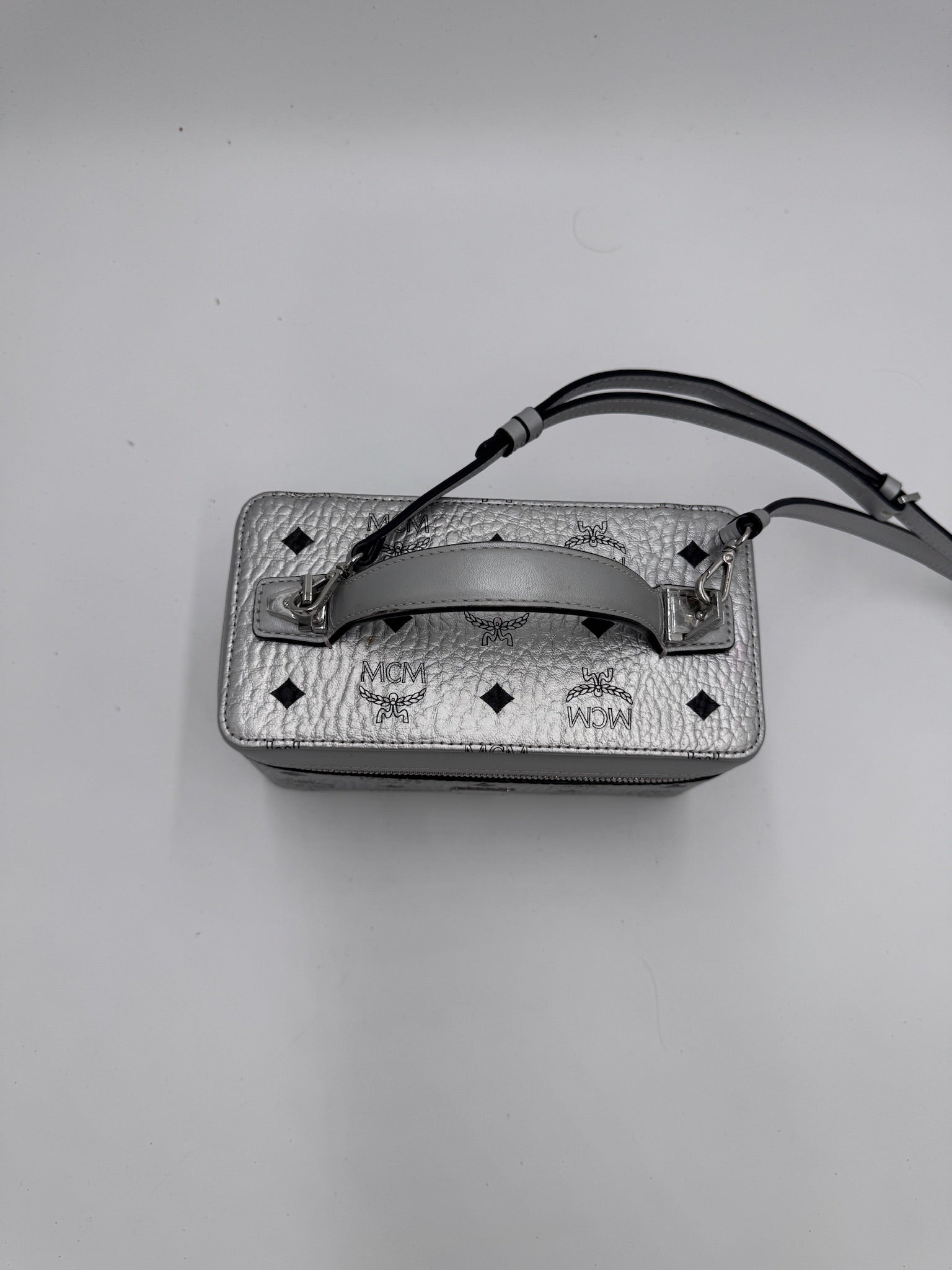 Tragegriffe dieser Silber MCM in Crossbody-Form.