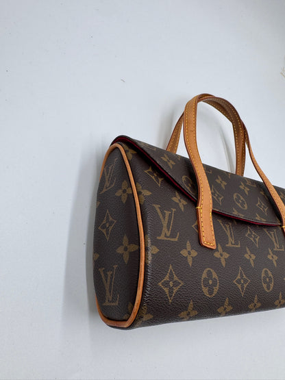 Seitliche Perspektive der vintage Louis Vuitton Sonatine, betont das elegante Profil.