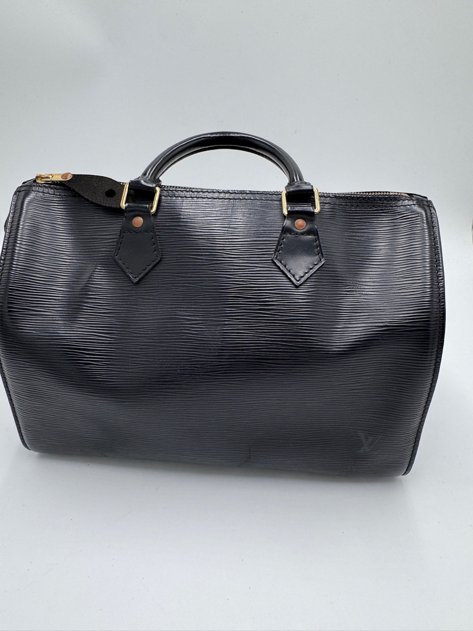 Detailaufnahme der Louis Vuitton Epiline Speedy 30, zeigt Struktur und Material in Schwarz.