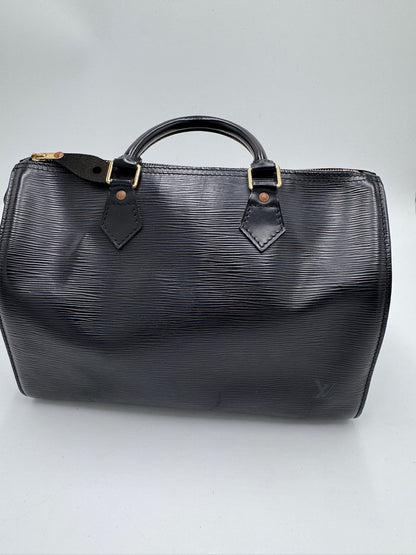 Detailaufnahme der Louis Vuitton Epiline Speedy 30, zeigt Struktur und Material in Schwarz.