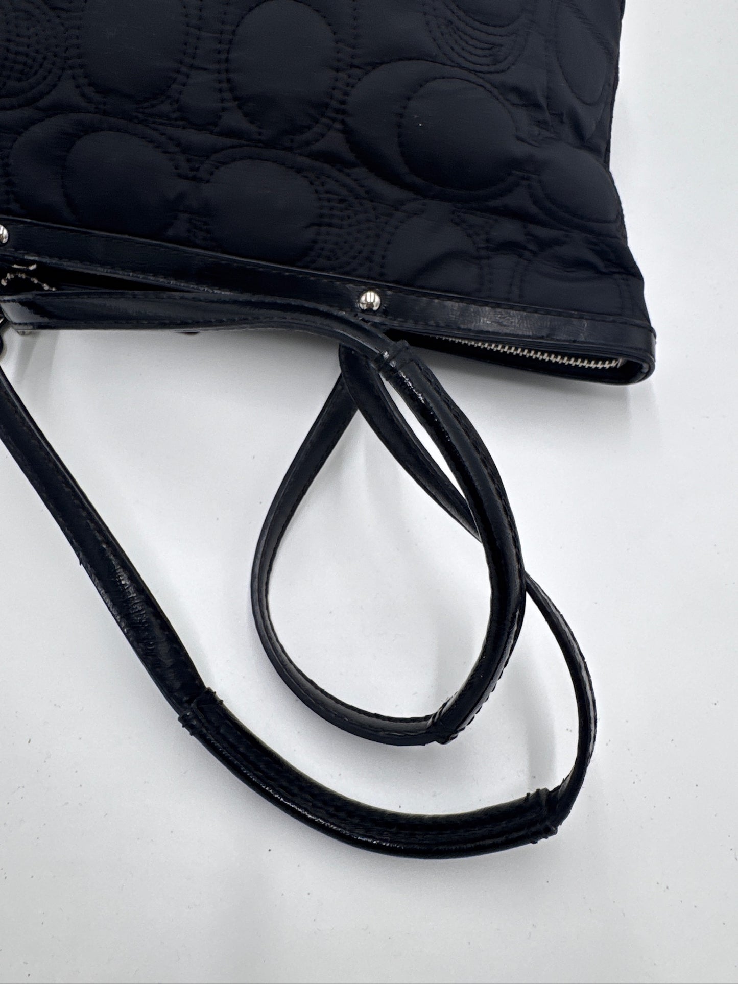 Detailaufnahme des Henkels der vintage Coach Schultertasche (Schwarz).