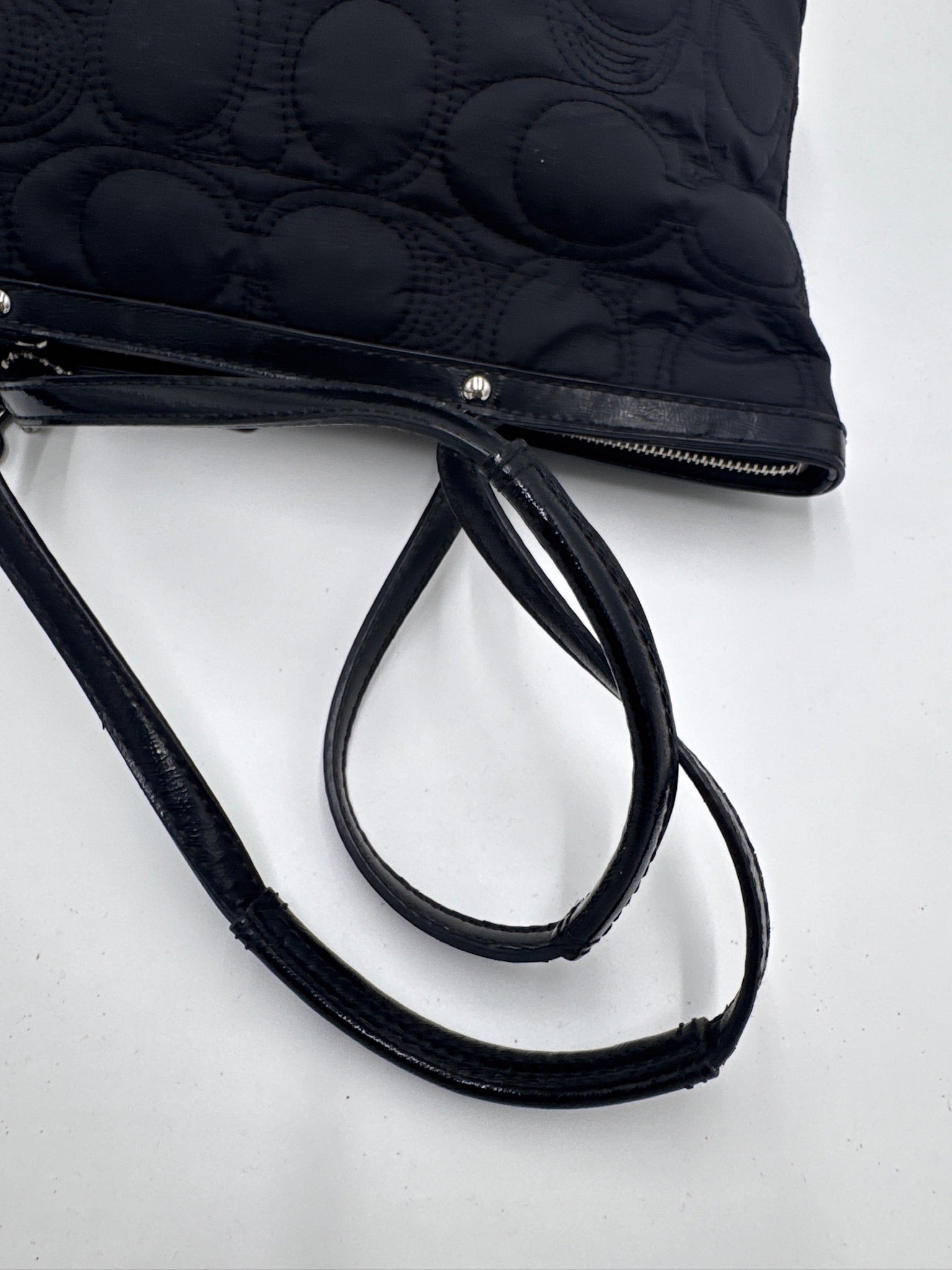 Detailaufnahme des Henkels der vintage Coach Schultertasche (Schwarz).