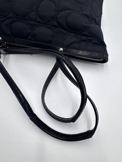 Detailaufnahme des Henkels der vintage Coach Schultertasche (Schwarz).