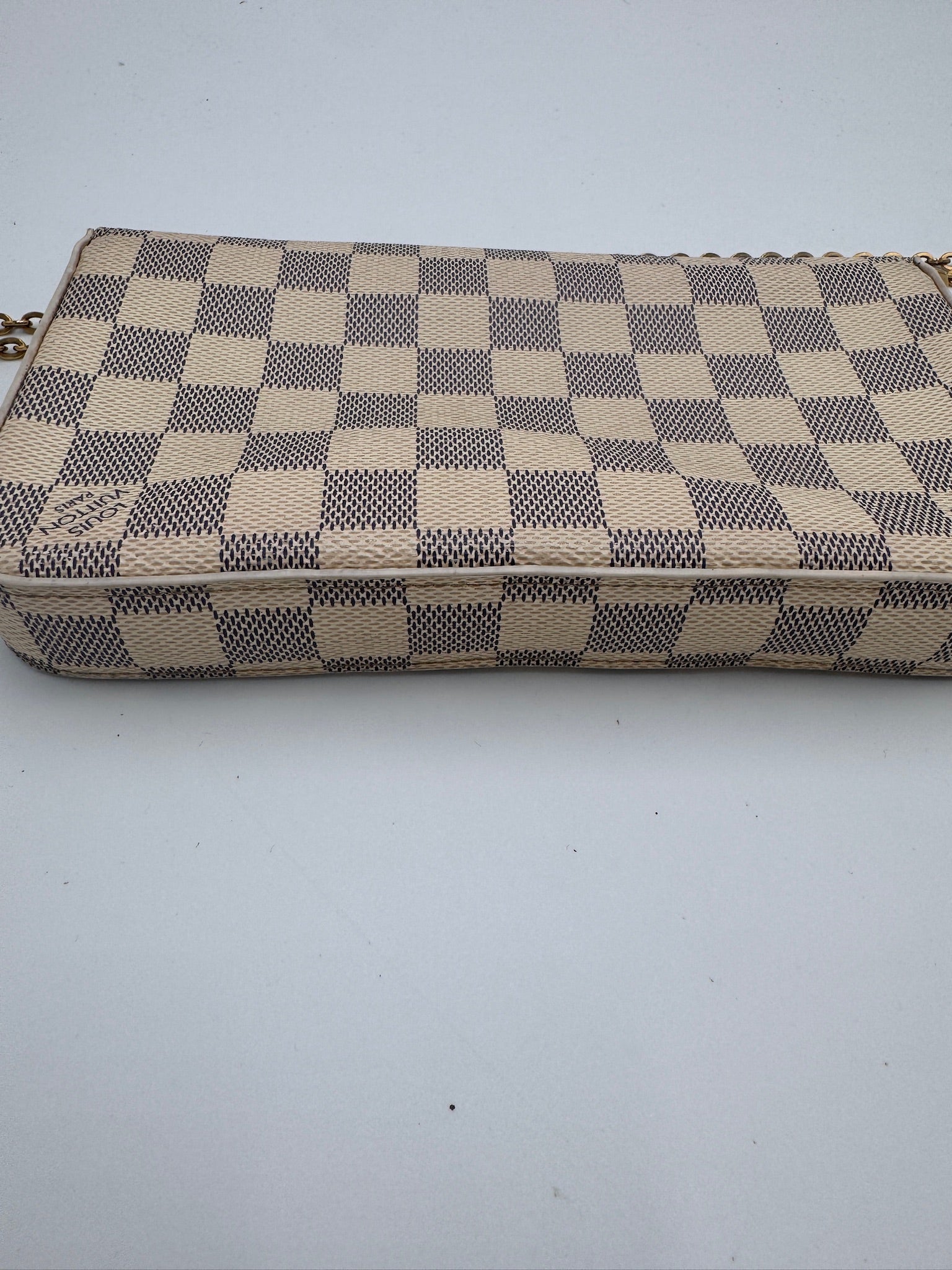 Taschenboden der preloved Louis Vuitton Felicite – robuste Basis in Grau.