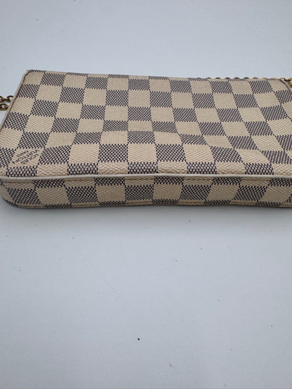 Taschenboden der preloved Louis Vuitton Felicite – robuste Basis in Grau.