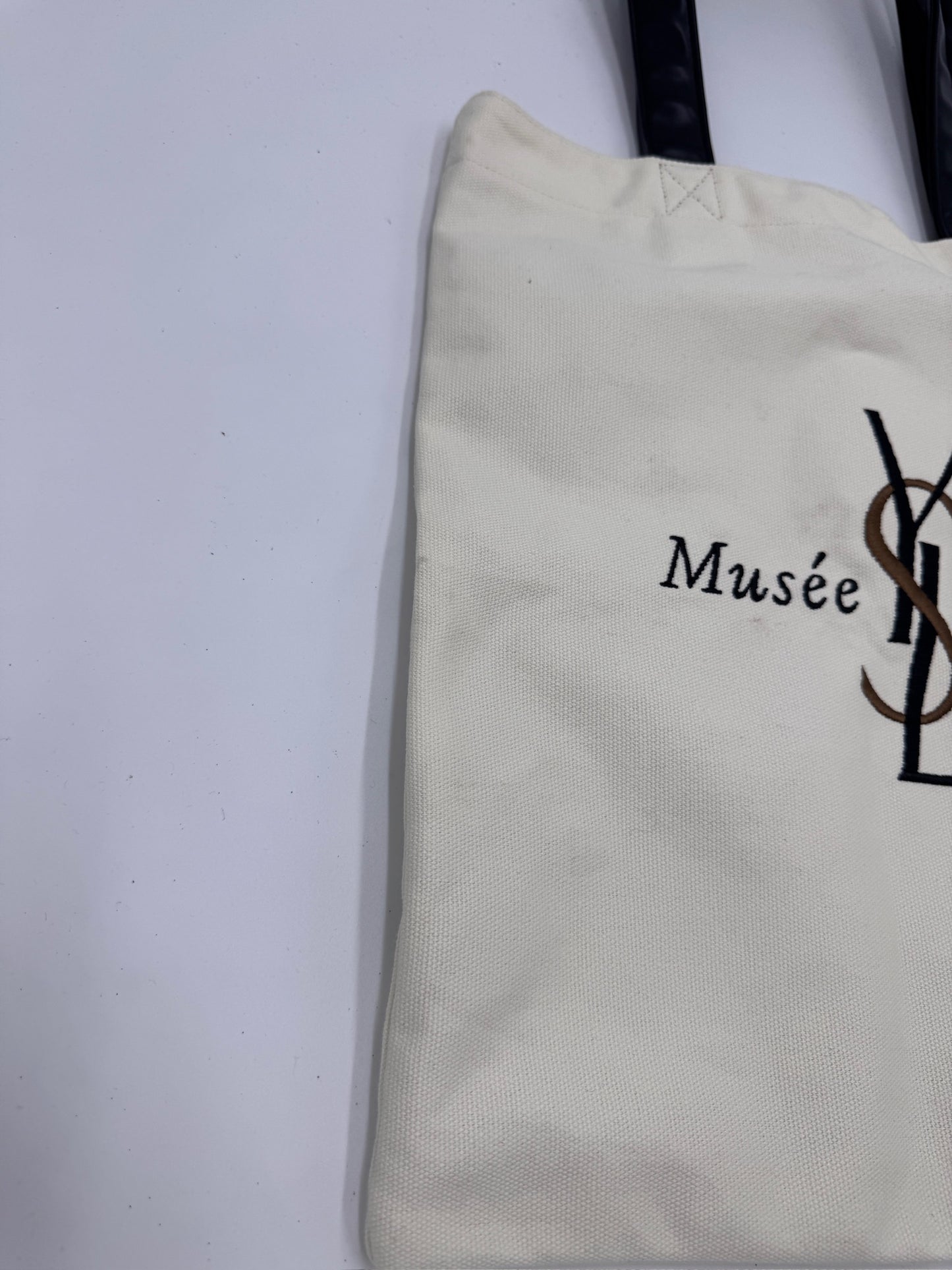 Seitenansicht der Saint Laurent Canvas Totebag in Beige – charaktervolle luxury secondhand Tasche.