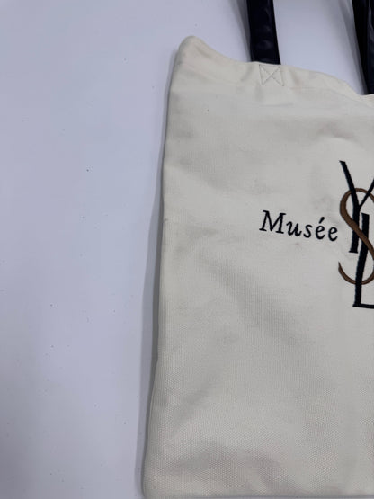 Seitenansicht der Saint Laurent Canvas Totebag in Beige – charaktervolle luxury secondhand Tasche.