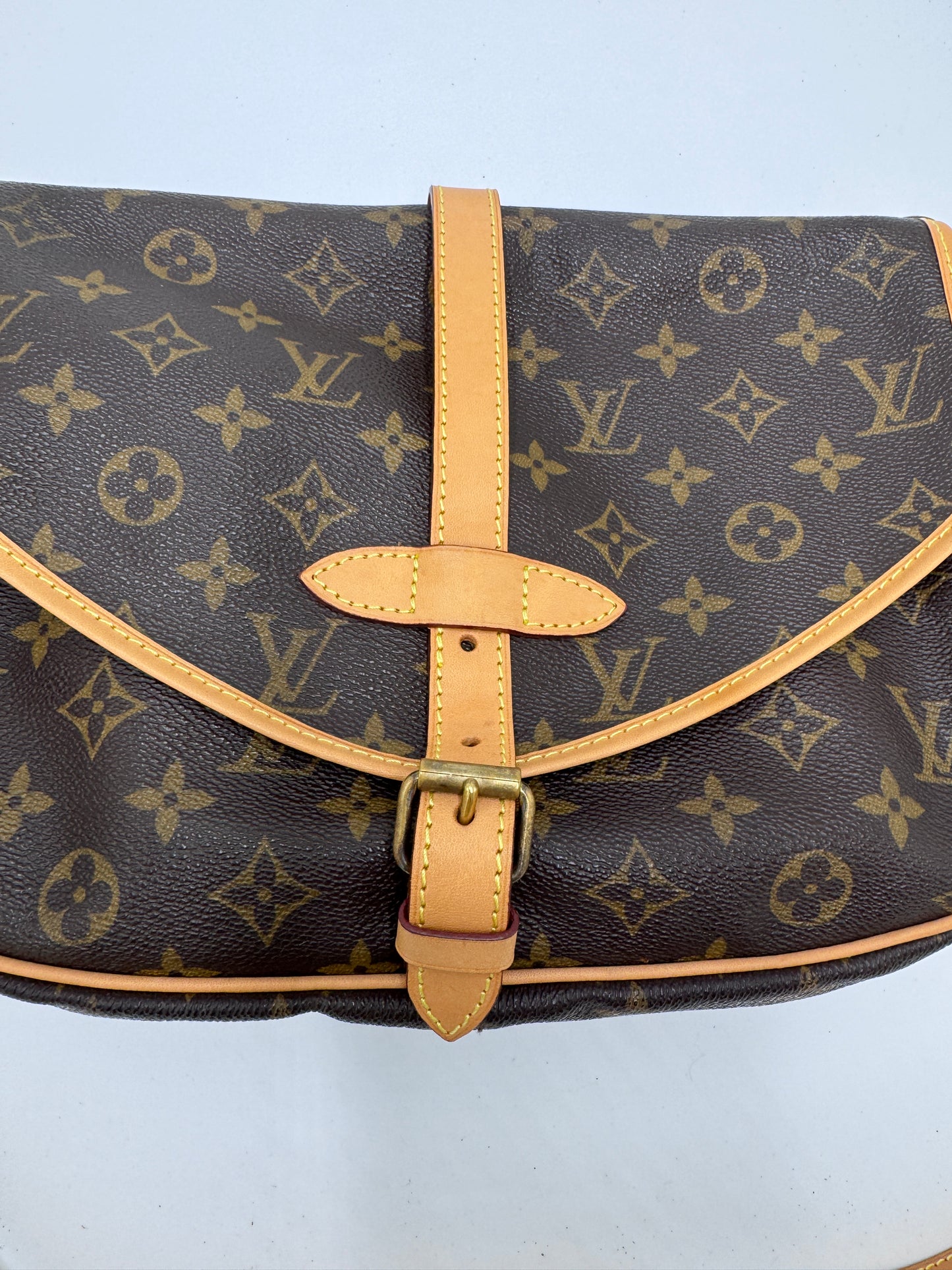 Akzente & Hardware dieser monogram vintage Louis Vuitton Saumur 30 im Fokus.
