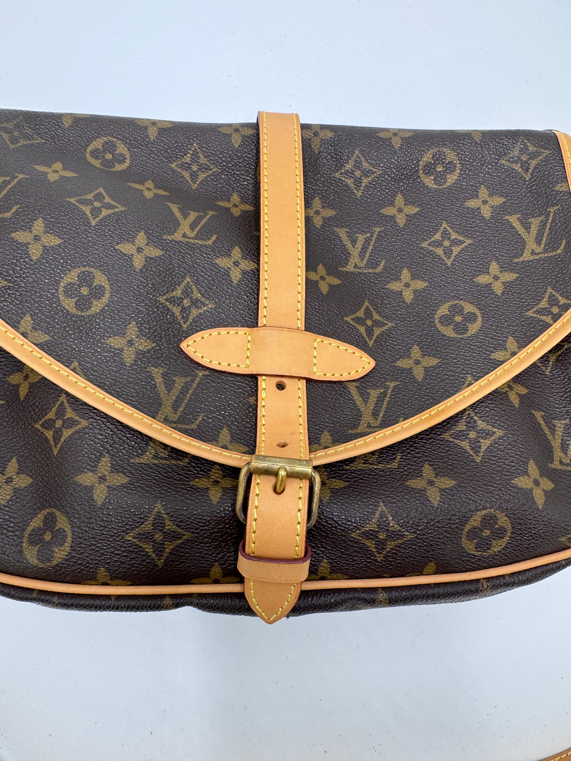 Akzente & Hardware dieser monogram vintage Louis Vuitton Saumur 30 im Fokus.