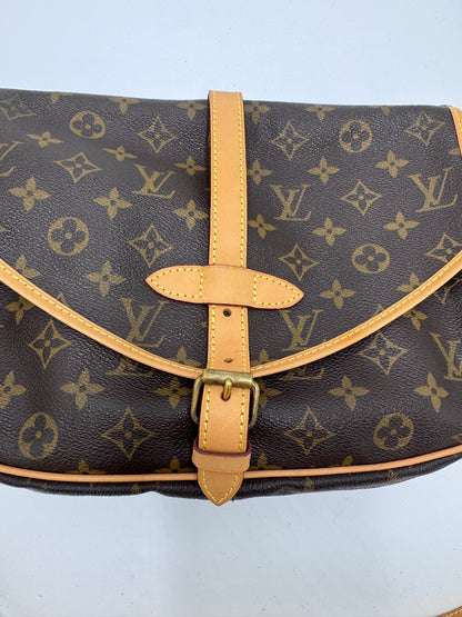 Akzente & Hardware dieser monogram vintage Louis Vuitton Saumur 30 im Fokus.
