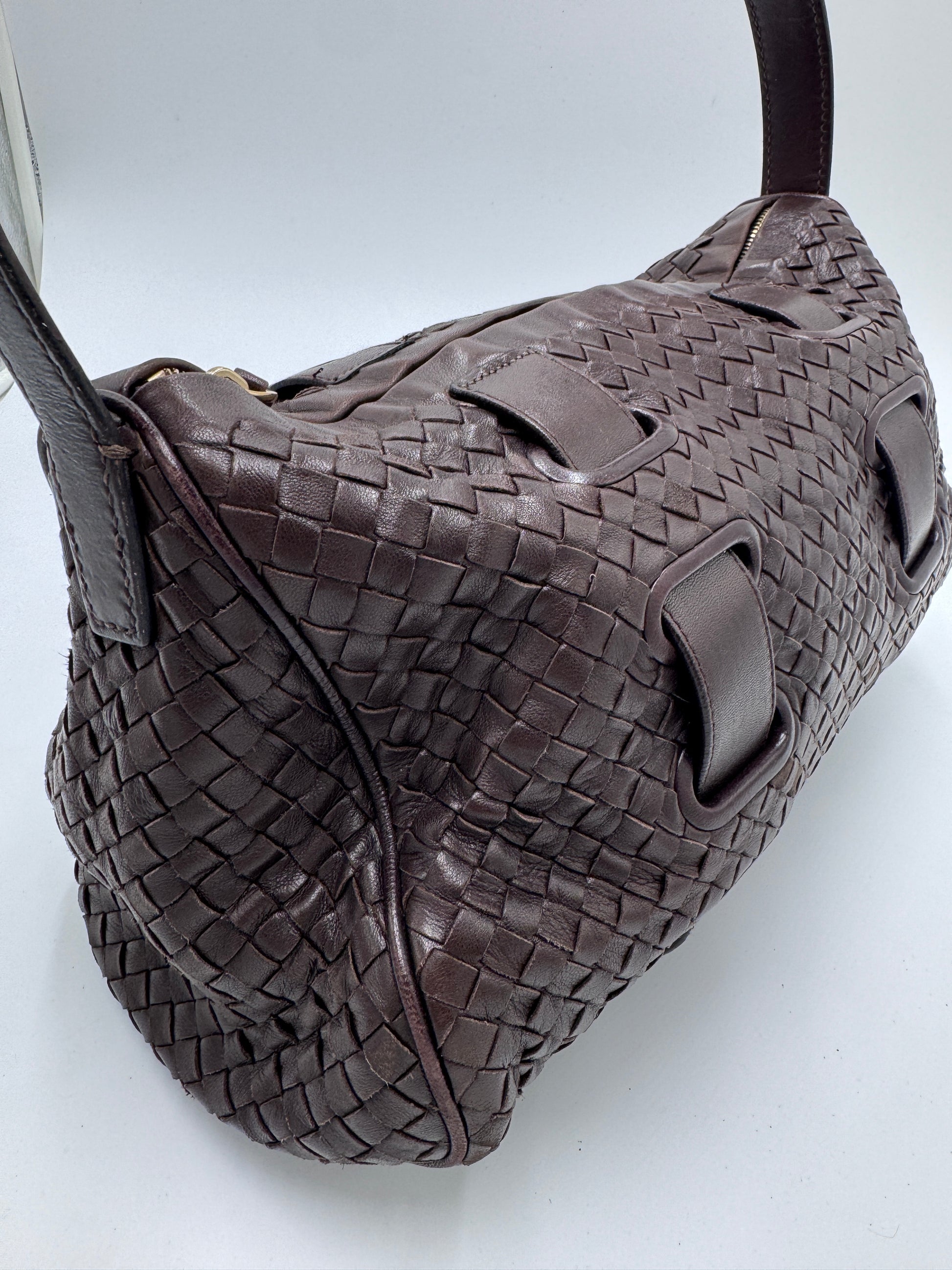 Seitliche Ansicht der Bottega Veneta Shoulder Bag, Details des Leders
