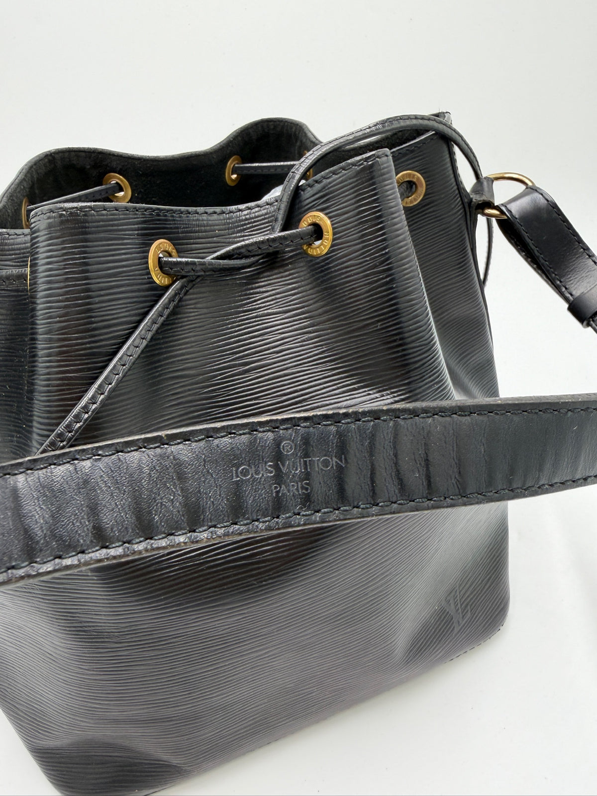 Louis Vuitton Petite Noè schwarz
