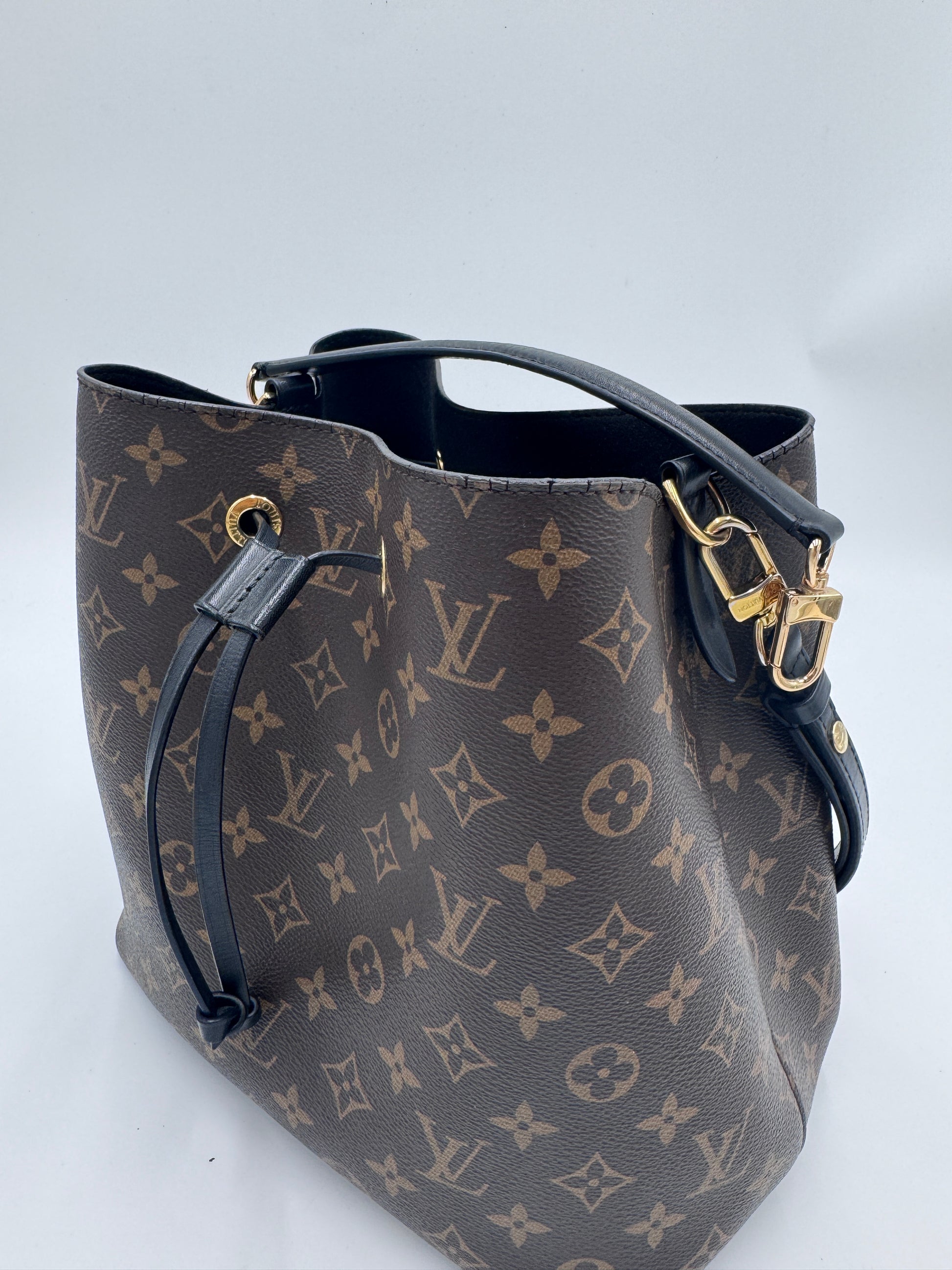 Seitliche Perspektive der pre-owned Louis Vuitton NeoNoe, betont das elegante Profil.