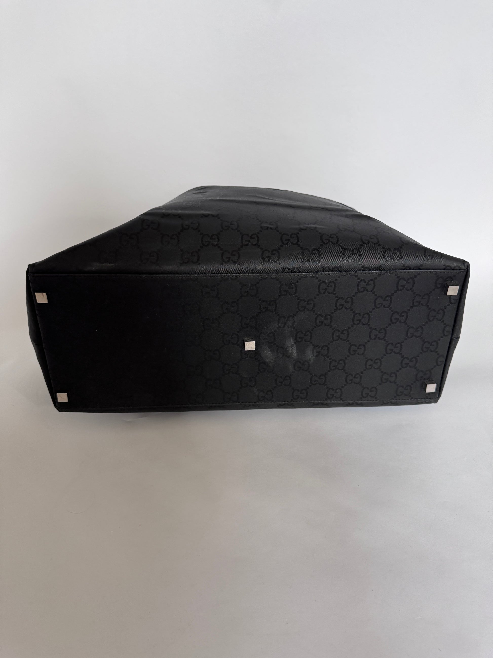 Bodenansicht der schwarz Gucci Reisetasche, Reisegepäck-Design.