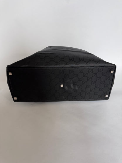 Bodenansicht der schwarz Gucci Reisetasche, Reisegepäck-Design.