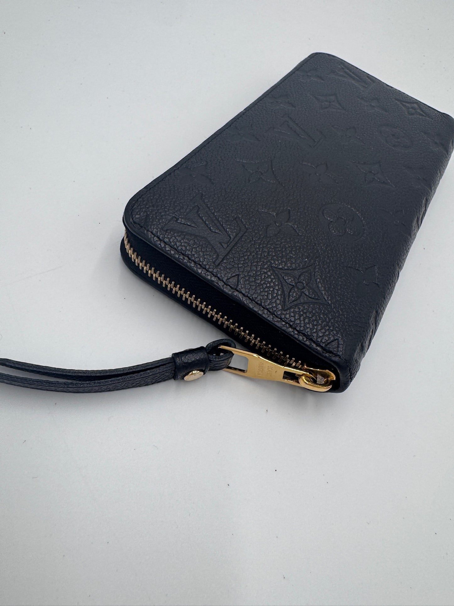 Metallelemente der Louis Vuitton Portemonnaie (Schwarz), hochwertig verarbeitet.