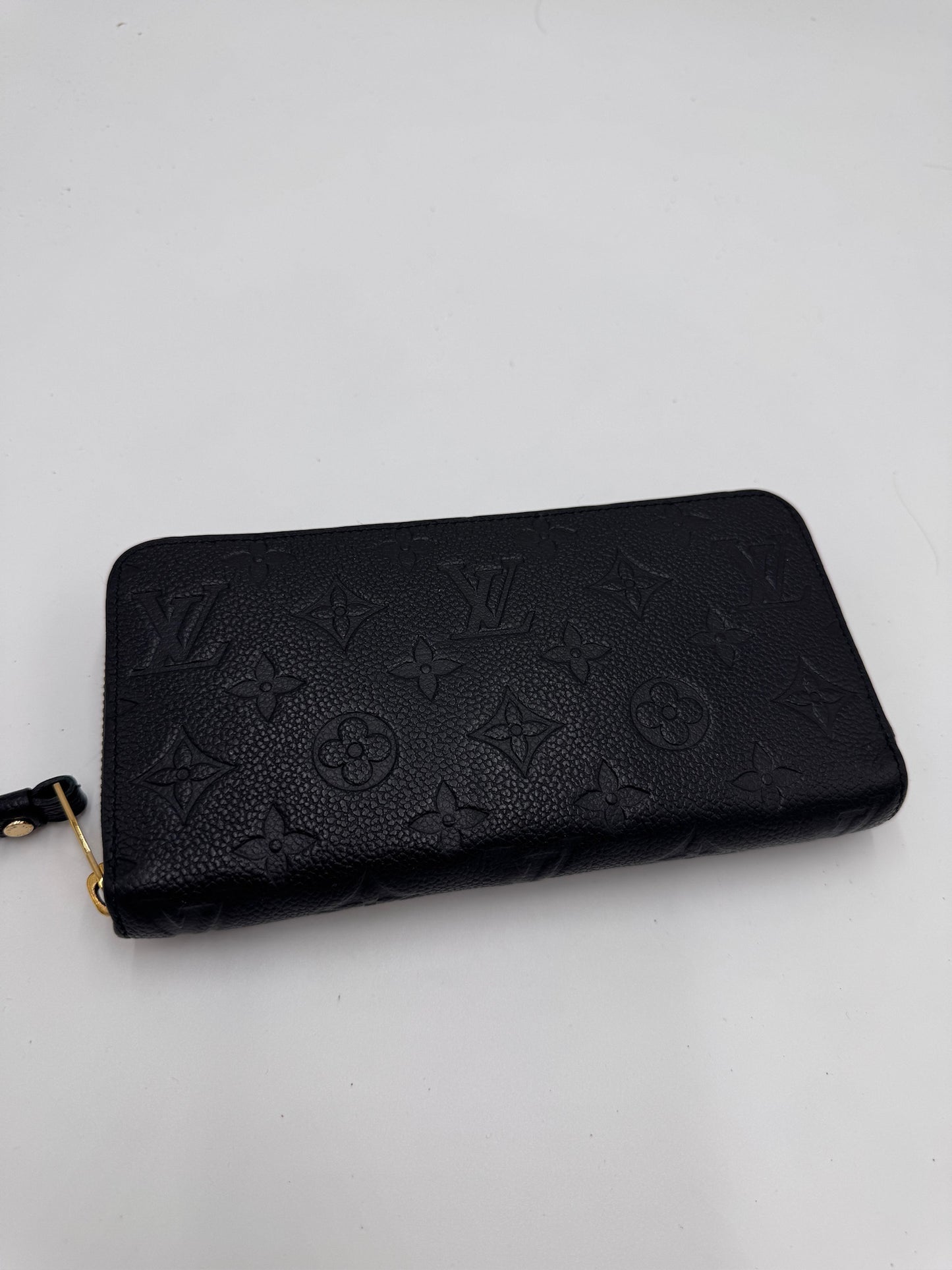 Gesamtdarstellung dieser stilvollen pre-owned Louis Vuitton Portemonnaie (Schwarz).