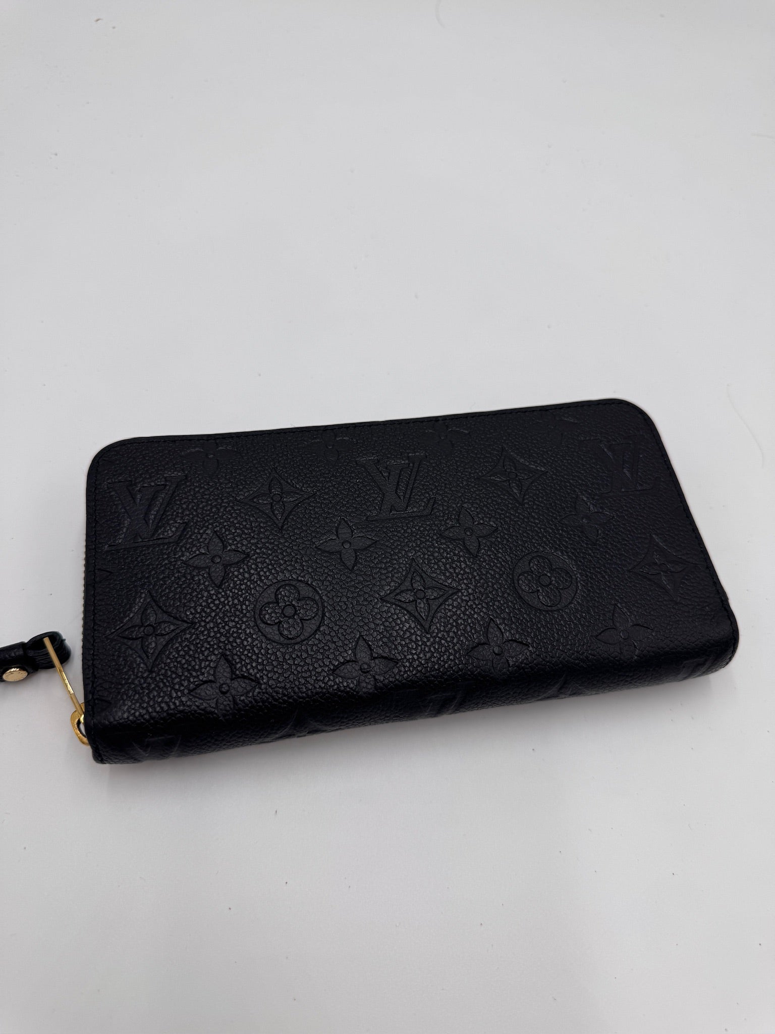 Gesamtdarstellung dieser stilvollen pre-owned Louis Vuitton Portemonnaie (Schwarz).