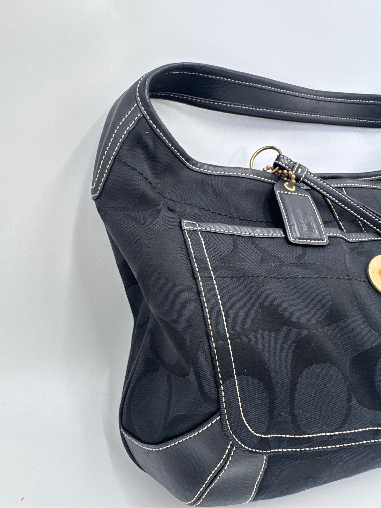 Seitenansicht der Coach Shoulder Bag in Schwarz – charaktervolle secondhand Tasche.