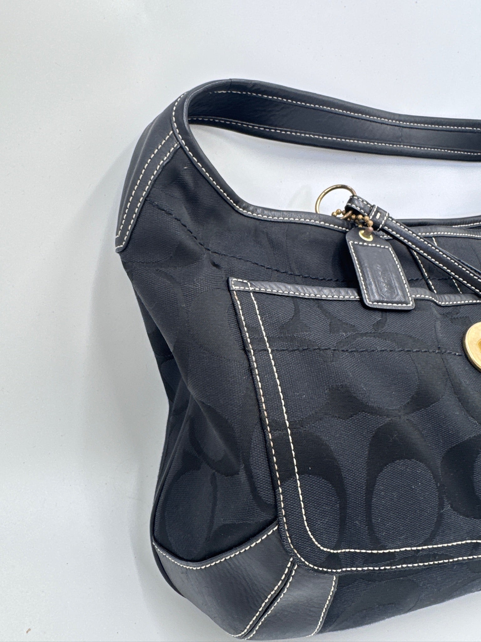 Seitenansicht der Coach Shoulder Bag in Schwarz – charaktervolle secondhand Tasche.