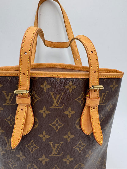 Hardware-Detailansicht der pre-owned Louis Vuitton Alma PM – glänzend in Szene gesetzt.
