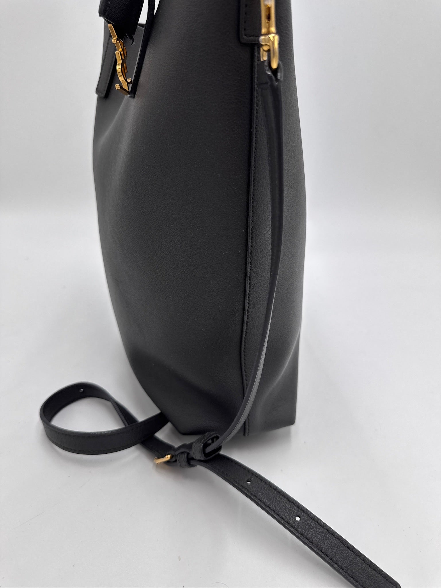 Detailaufnahme der Seitenansicht dieser Grau vintage Shopper-Tasche.