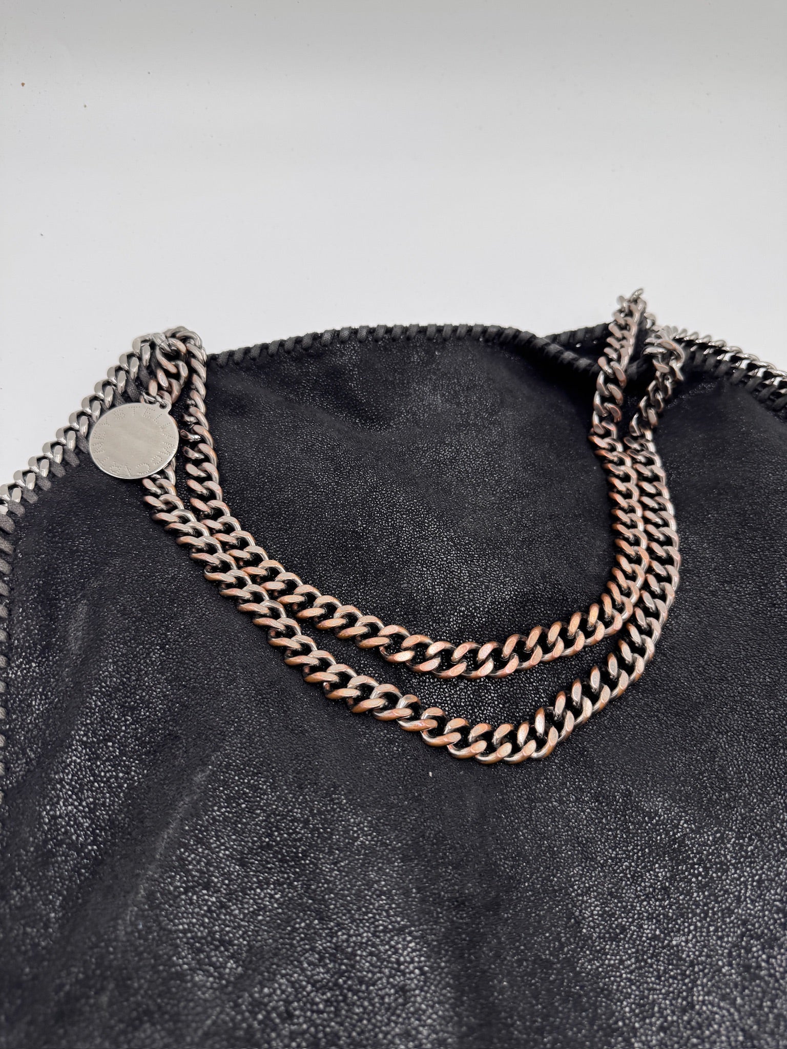 Seitliche Perspektive der luxury secondhand Stella McCartney Falabella Maci, betont das elegante Profil.