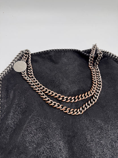 Seitliche Perspektive der luxury secondhand Stella McCartney Falabella Maci, betont das elegante Profil.