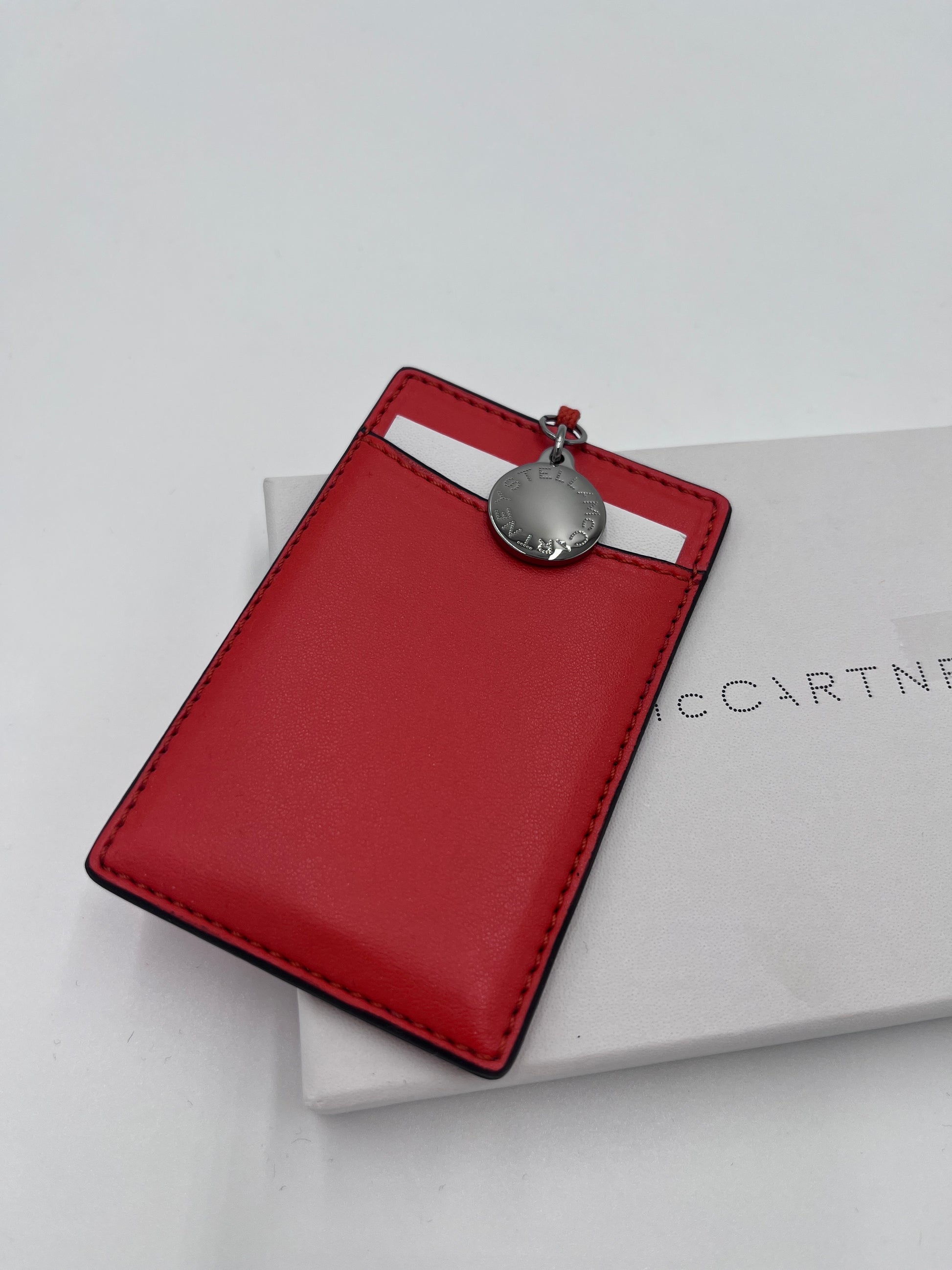 Akzente & Hardware dieser rot preloved Stella McCartney Kartenetui im Fokus.