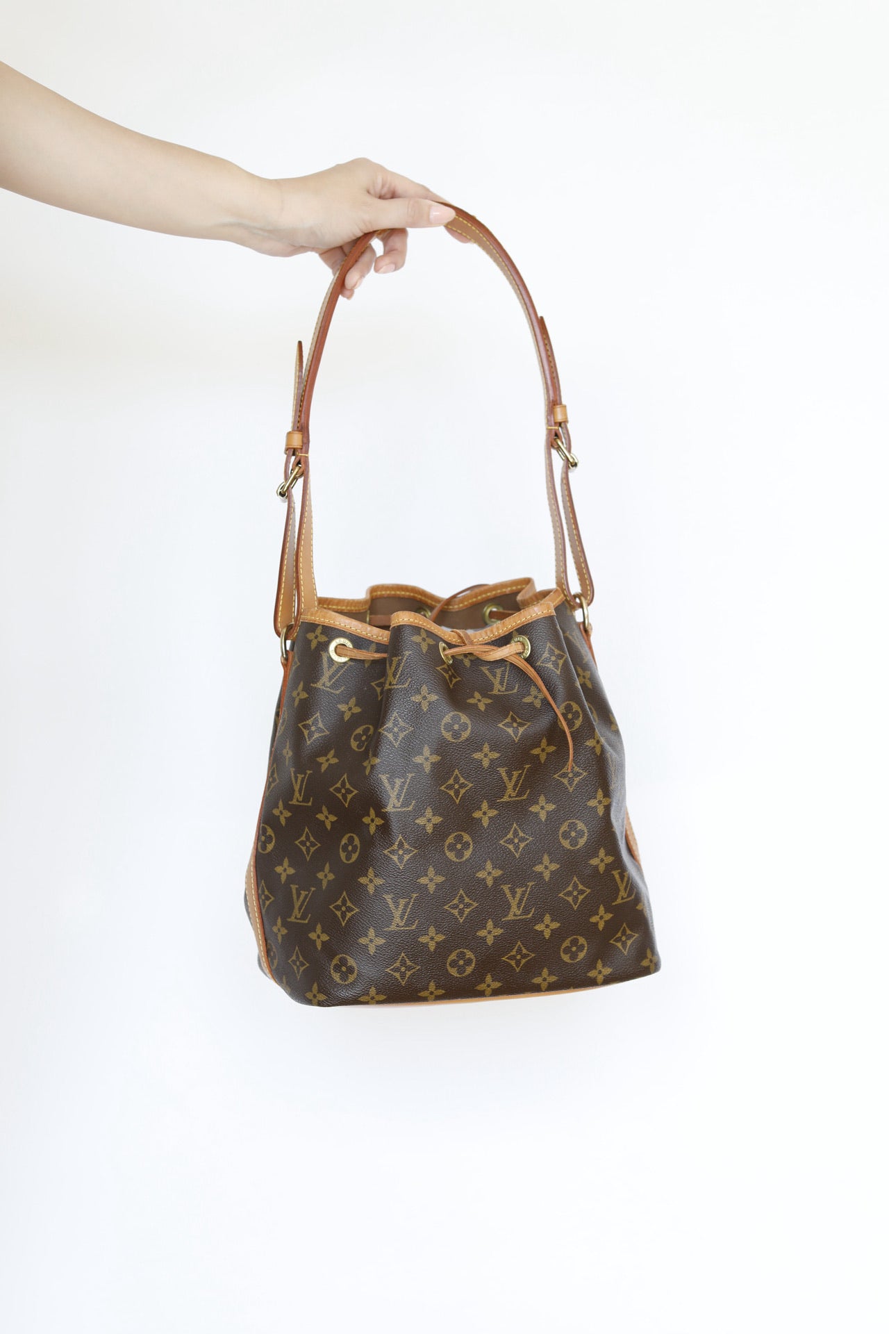 Frontalansicht der vintage Louis Vuitton Petite Noe in monogram.