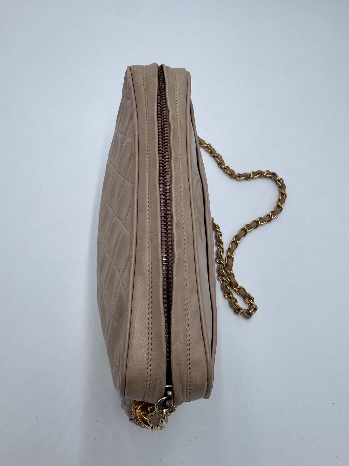 Reisverschluss dieser beige / creme pre-owned Chanel Vintage Camera Bag im Fokus.